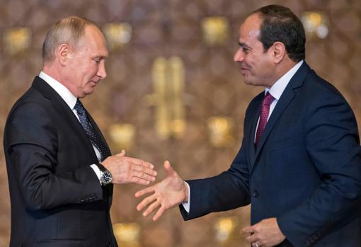 El presidente ruso saluda al líder egipcio, Abdelfatah al Sisi, en El Cairo