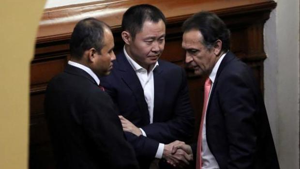Kenji Fujimori y Héctor Becerril, del Partido Fuerza Popular, se estrechan la mano tras discutir, este jueves en el Congreso de Perú, durante la moción de censura contra el presidente Kuczynski