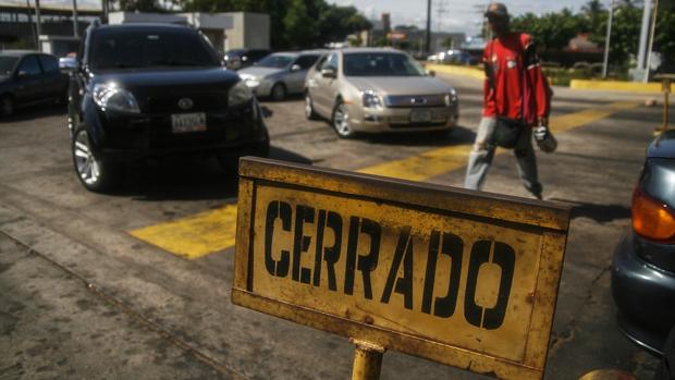 Detalle de una estación de servicios y venta de gasolina de Petróleos de Venezuela. El Gobierno venezolano limitó la venta de gasolina a 35 litros por automóvil y 5 litros por motocicleta