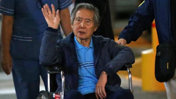 Alberto Fujimori, a su salida del hospital, este viernes en Lima