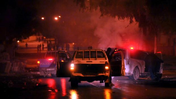 La policía tunecina rastrea a los manifestantes en el distrito de Djebel Lahmer en Túnez a primeras horas del 10 de enero de 2018 después de que las subidas de precios encendieran las protestas en el país magrebí