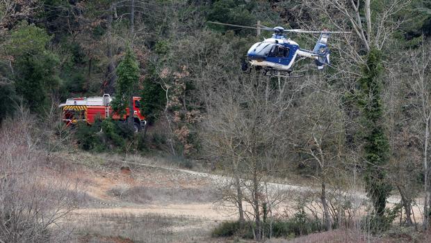 Un helicóptero de la Gendarmería francesa, en la zona donde se estrellaron dos aparatos este viernes