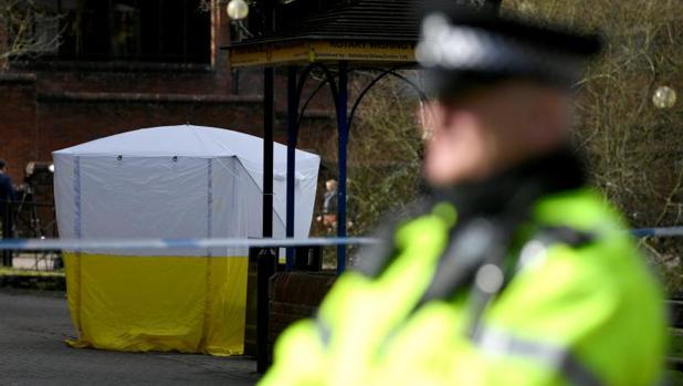 Banco precintado de un parque de Salisbury (Reino Unido), donde fueron hallados inconscientes el exespía ruso y su hija
