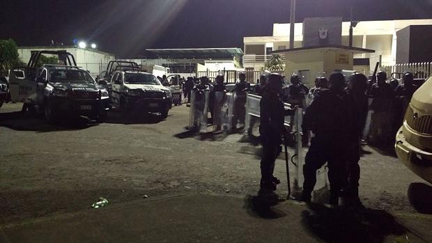 Policías Federales vigilan las inmediaciones del penal La Toma en la madrugada de este domingo, en Amatlán, en el estado mexicano de Veracruz