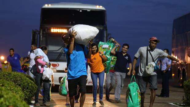 Venezolanos llegan al aeropuerto de Boa Vista en Brasil