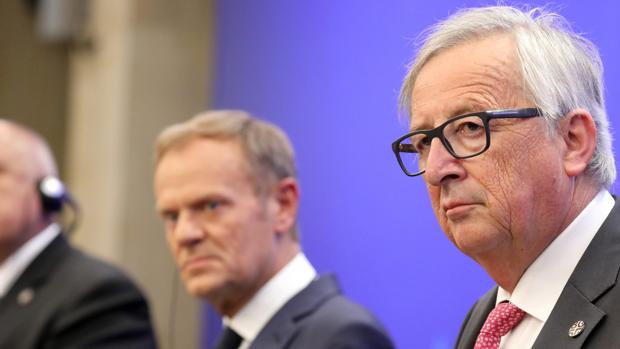 Donald Tusk y Jean-Claude Juncker, durante la cumbre en Sofía