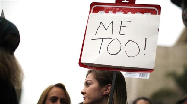 Una mujer manifestándose contra los abusos sexuales en Estados Unidos