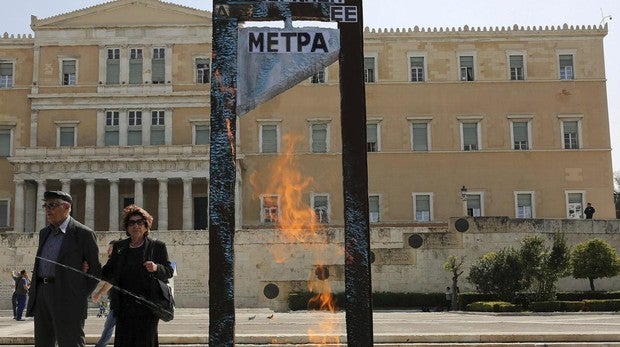 Una guillotina empleada durante una protesta en Grecia