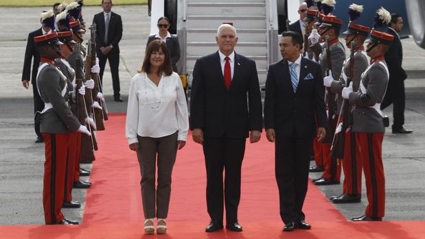 Mike Pence, junto a su mujer, a su llegada a Guatemala