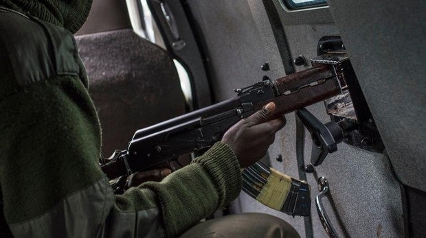 El nuevo rifle láser pesa casi como un AK-47, el rifle que se ve en la imagen