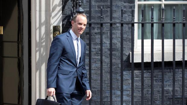 Dominic Raab sale de la residencia oficial de la primera ministra británica, Theresa May, en Londres (Reino Unido)