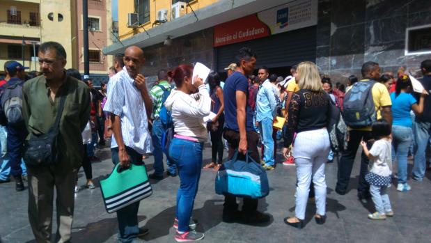Venezolanos hacen fila en el Saime para preguntar por la prórroga de su pasaporte