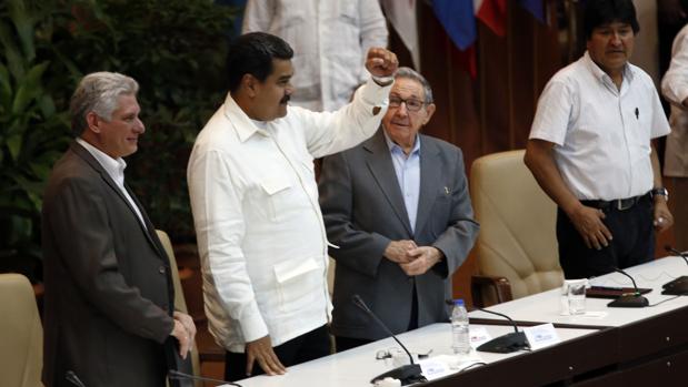 Raúl Castro participa junto a los presidentes de Bolivia, Venezuela y Cuba en la sesión de clausura de un foro en La Habana