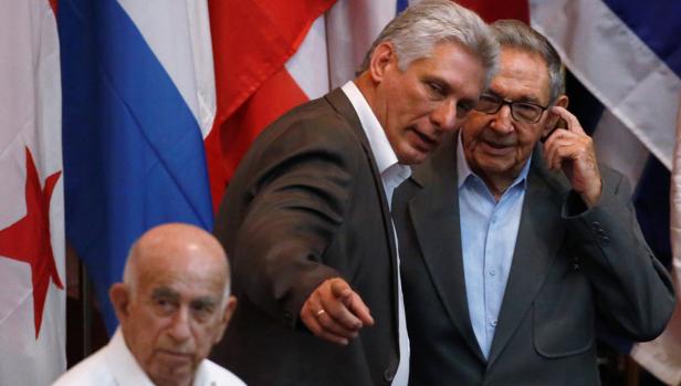 El presidente de Cuba, Miguel Díaz-Canel, habla con su predecesor, Raúl Castro, el pasado 17 de julio