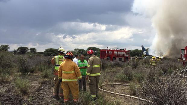 Los servicios de emergencia trabajan en el lugar donde se estrelló el avión en Durango, México