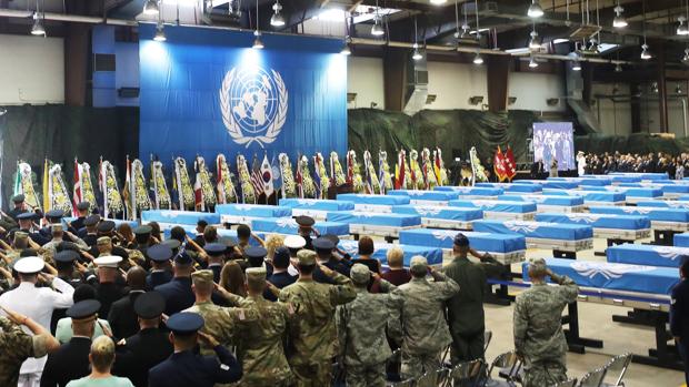 Soldados de EE.UU. ofrecen un saludo militar a los ataúdes de los 55 soldados muertos en la Guerra de Corea