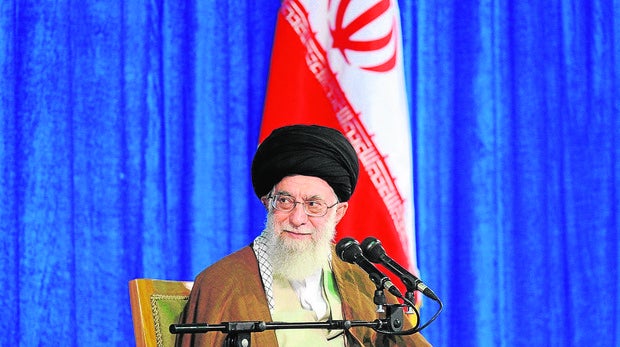 El líder supremo de Irán, Ali Jameneí, ofrece un discurso durante una ceremonia en la Universidad de Teherán