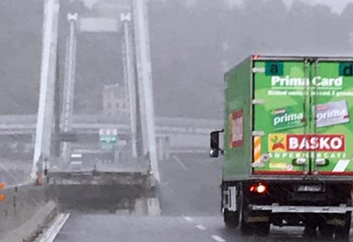 El camión, a pocos metros del precipicio bajo la lluvia