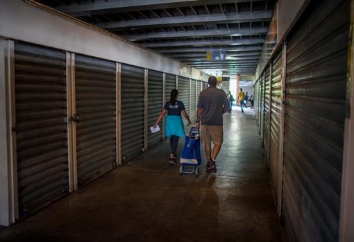 Un mercado municipal de Caracas, con numerosos establecimientos cerrados