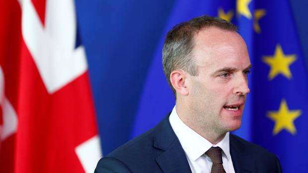 Dominic Raab asiste a una conferencia de prensa con el jefe negociador del Brexit de la UE