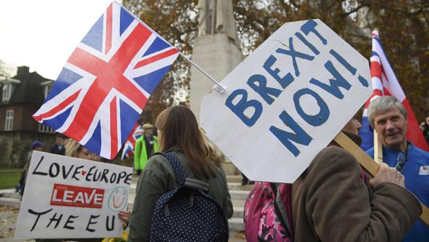 Manifestantes apoyan la protesta del Brexit afuera del Parlamento en Londres