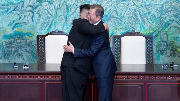 Kim Jong-un abraza a Moon Jae-in durante la histórica cumbre celebrada en abril entre las dos Coreas