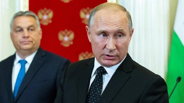 El prsidente Putin constesta a un periodista durante la rueda de prensa conjunta con el primer ministro húngaro, Viktor Orban, ayer , en Moscú