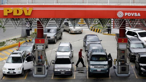 Vehículos cargan gasolina en una estación de servicios en Caracas