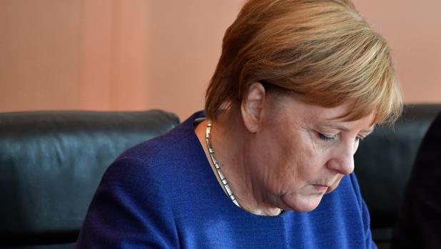 La canciller alemana Angela Merkel dirige la reunión semanal del gabinete