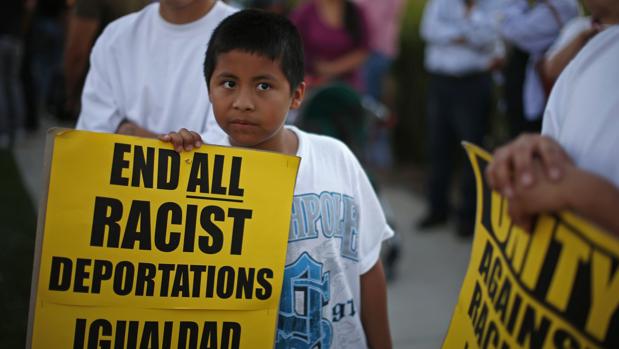 Un niño se manifiesta contra las deportaciones y la separación de los niños de sus familias en Murrieta