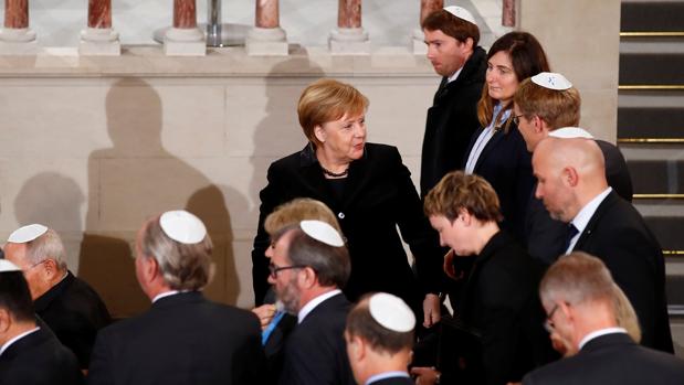 La canciller alemana, Angela Merkel, aparece en una foto en una ceremonia para conmemorar el 80 aniversario de la Noche de los Cristales Rotos