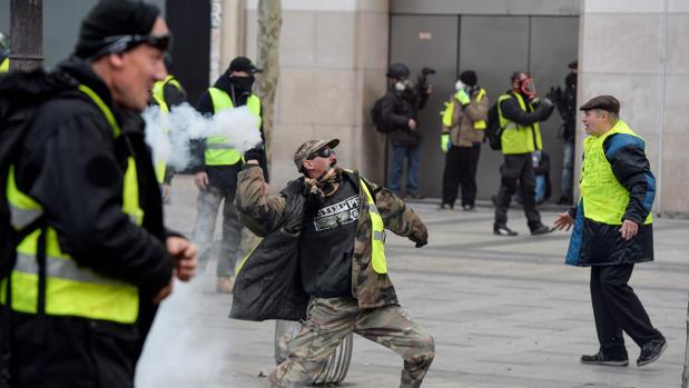 Tensión entre las fuerzas del orden francesas y los «chalecos amarillos»