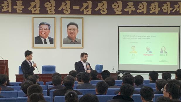 Álvaro Quesada imparte clases de Empresariales en Corea del Norte