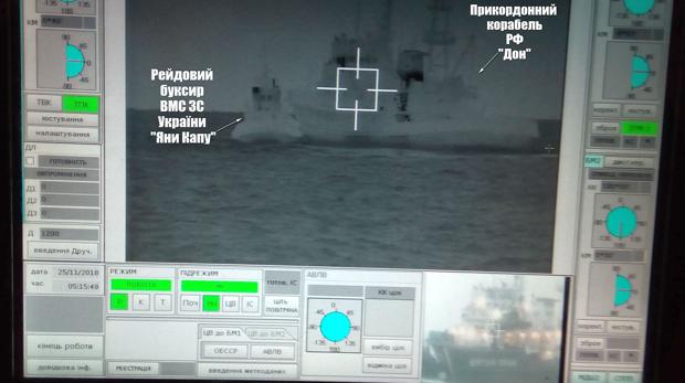 Una pantalla muestra a un barco de los guardacostas rusos tratando de frenar al remolcador ucraniano