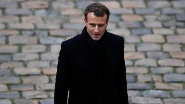 Macron asiste a la reunión en el Palacio del Elíseo