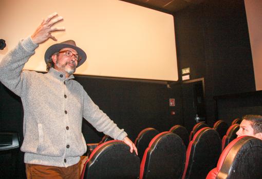 Gustavo Tovar se dirige al público durante la presentación del documental