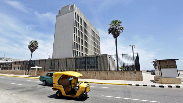 Varios coches pasa frente a la embajada de Estados Unidos en Cuba