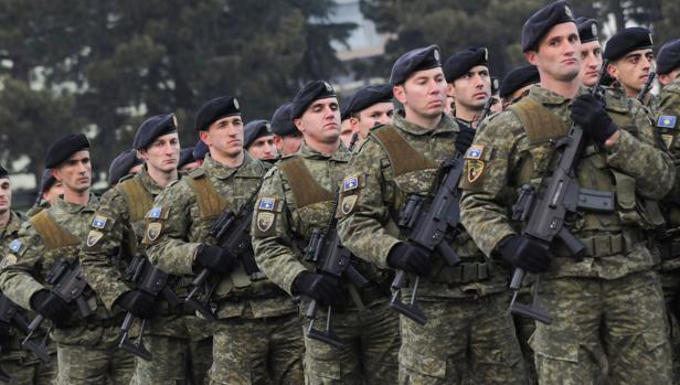 Desfile de las fuerzas de seguridad de Kosovo en Pristina