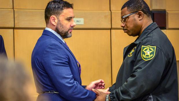 Un agente retira las esposas a Pablo Ibar a su llegada al tribunal del condado de Broward al comienzo del juicio