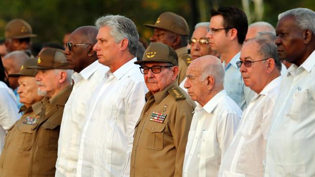 Miguel Díaz-Canel, junto a Raúl Castro y rodeado de otros jerarcas del régimen en un acto en Santiago de Cuba por el 60 aniversario de la revolución