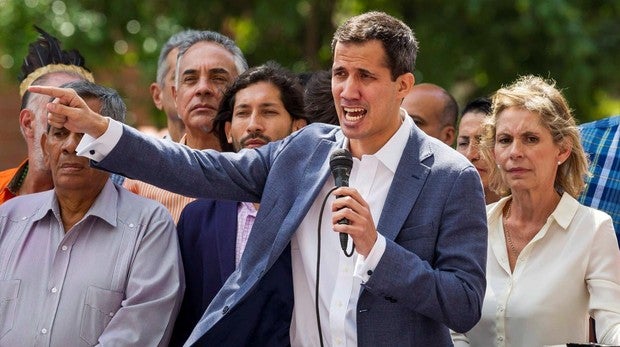 Juan Guaidó, presidente de la Asamblea Nacional de Venezuela, en el cabildo ante la sede en Caracas del Programa de Naciones Unidas para el Desarrollo