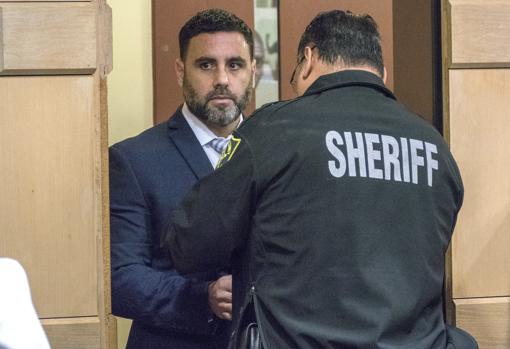 Un agente de la Oficina del Alguacil del Condado de Broward quita las esposas a Ibar