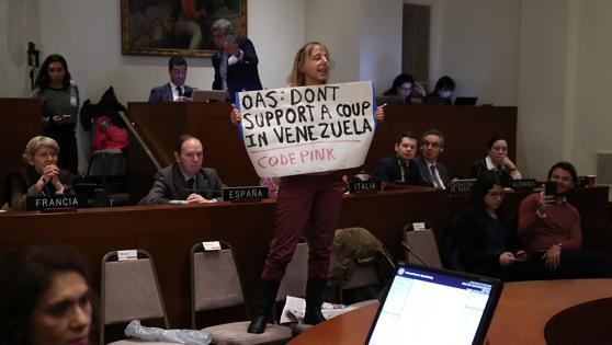 Medea Benjamin, activista del movimiento Code Pink, irrumpe en la sesión de la OEA para pedir a este organismo que rechace lo que considera un «golpe en Venezuela»