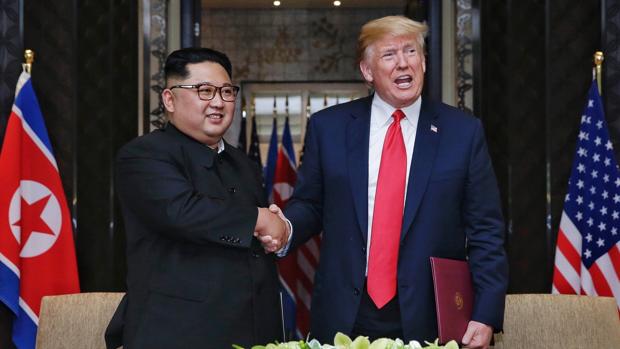 Donald Trump (d), y el líder de Corea del Norte, Kim Jong-un (i), mientras se dan la mano en Singapur