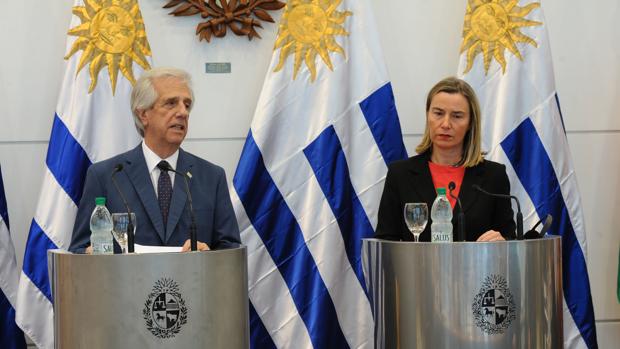 El presidente uruguayo, Tabaré Vázquez, y la alta representante de la UE para la Política Exterior, Federica Mogherini