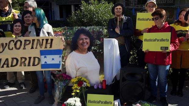 Quince organizaciones se concentraron este viernes ante la Embajada de Honduras en Madrid para reclamar justicia real por el asesinato de la ambientalista hondureña Berta Cáceres