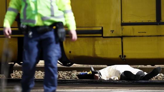 Un cuerpo tendido en el suelo está cubierto cerca del tranvía, donde se produjo el tiroteo