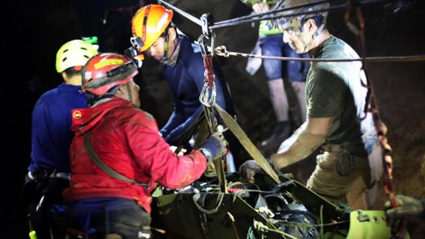 Evacuación de un niño del equipo juvenil de fútbol que quedó atrapado en una cueva de Tailandia en julio de 2018