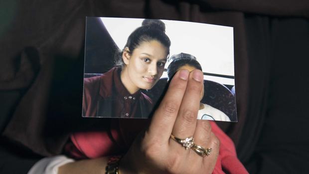 Renu Begum, la hermana mayor de la desaparecida británica Shamima Begum, sostiene una foto de su hermana mientras era entrevistada por los medios de comunicación en el centro de Londres.