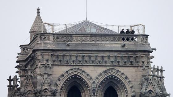 Bomberos en una torre de la catedral de Notre Dame